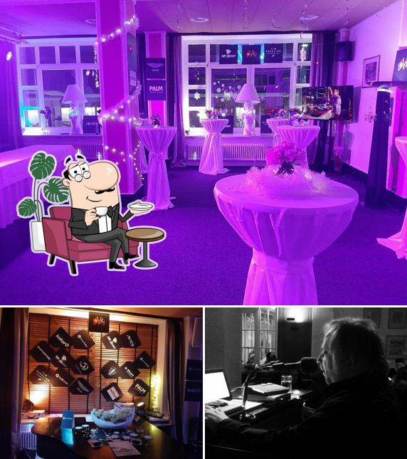 Dai un'occhiata agli interni di Piano Bar