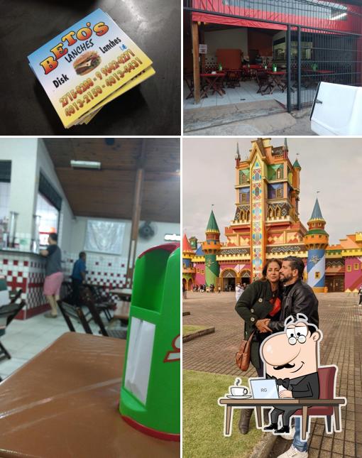 Sente em uma das mesas no Beto's Lanches