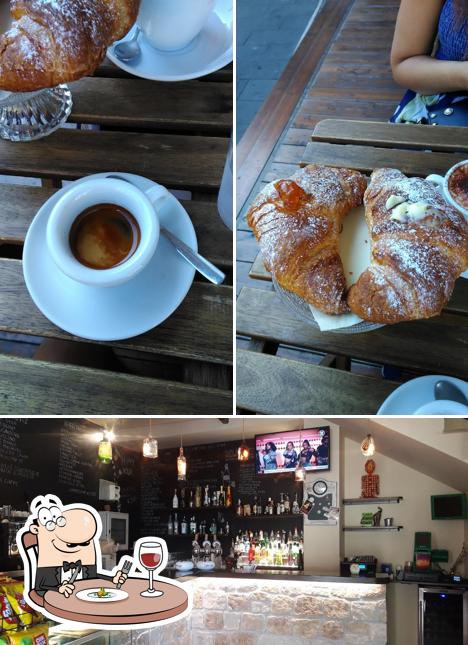 Caffetteria Bistrot Portanova Street si caratterizza per la cibo e esterno