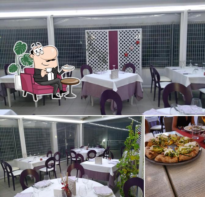 La foto di interni e tavolo da pranzo da Ristorante La Voce del Mare