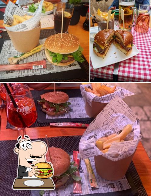Ordina un hamburger a Mama’s Restaurant & Bar