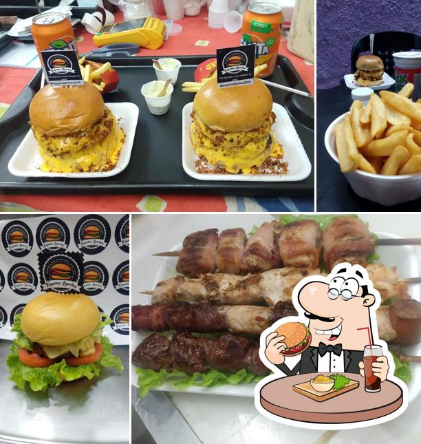 Deguste um dos hambúrgueres servidos no Esquina Lanches Hamburgueria Artesanal na Brasa