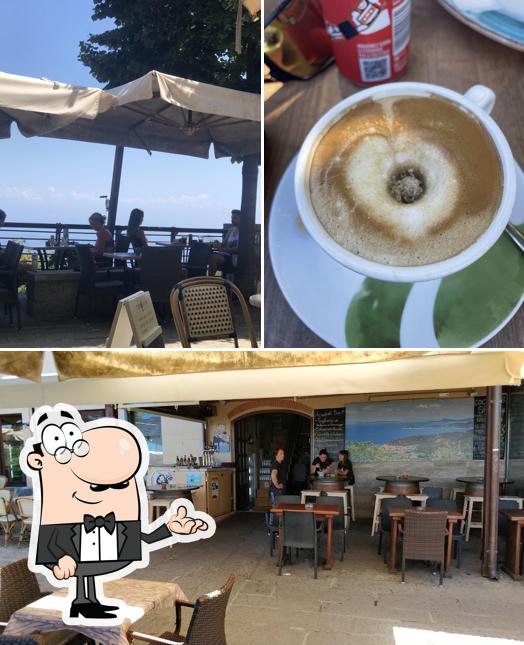 Siediti a un tavolo di Acropoli Bar