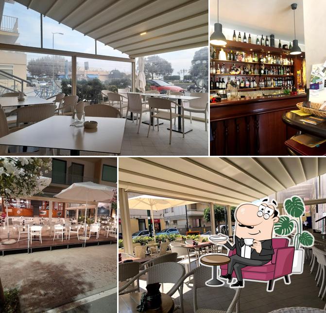 Dai un'occhiata agli interni di Bar Mike's