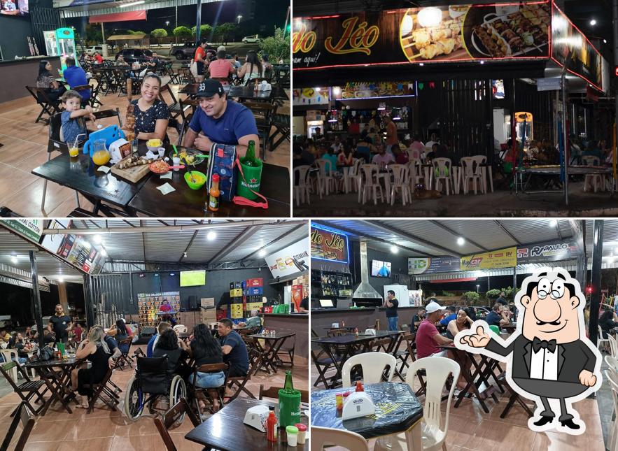 Sente em uma das mesas no Espetinho do Léo