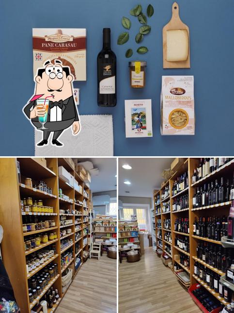 La immagine di bevanda e cibo da Bonu - Enoteca Prodotti Tipici Sardi - Centro