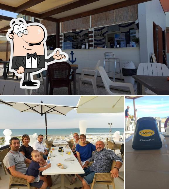 Dai un’occhiata alla foto che raffigura la interni e esterno di Bar Frontemare café