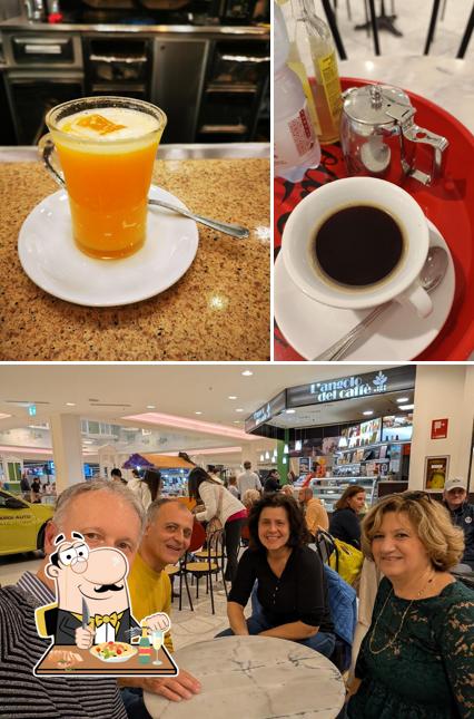 L'angolo Del Caffè si caratterizza per la cibo e interni