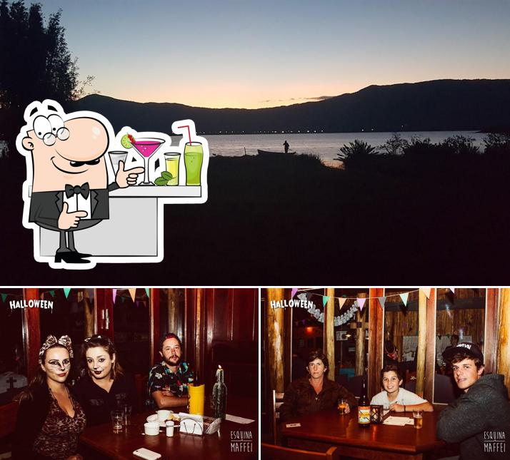A imagem do Esquina Maffei’s balcão de bar e exterior