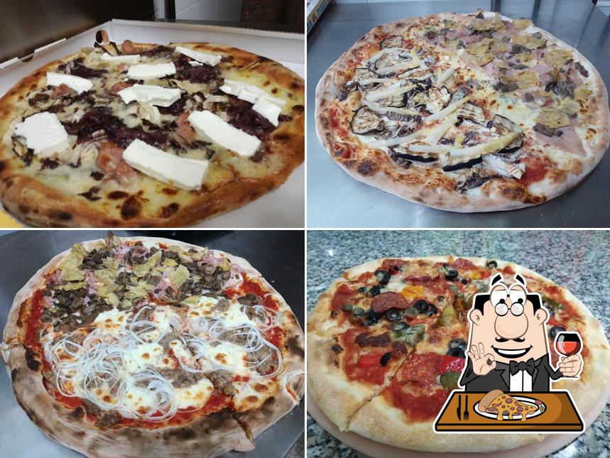 A Pizzeria Fuoco Antico Chioggia, puoi prenderti una bella pizza