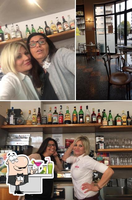La bancone da bar e interni del ristorante