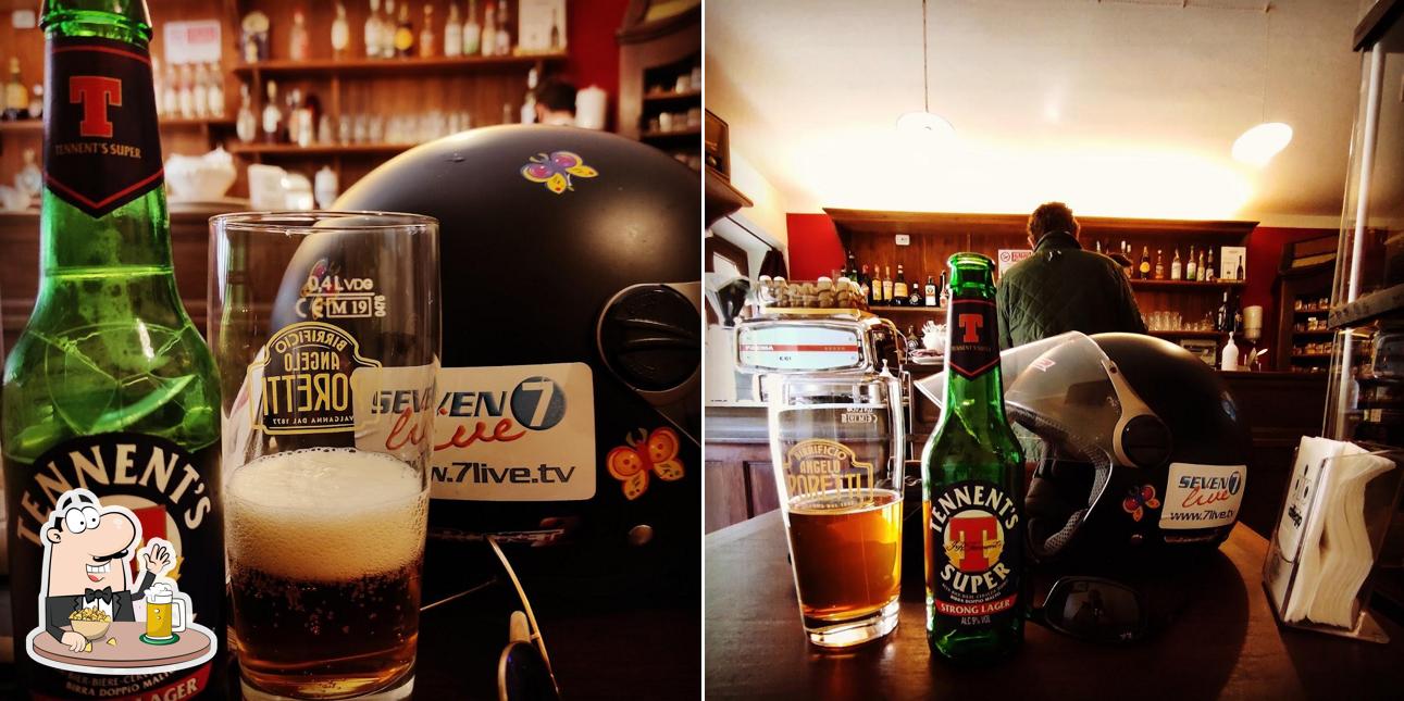 Puoi ordinare un rinfrescante bicchiere di birra chiara o scura