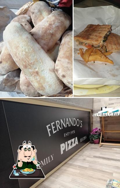 Tra le varie cose da PIZZERIA FERNANDO'S si possono trovare la cibo e interni
