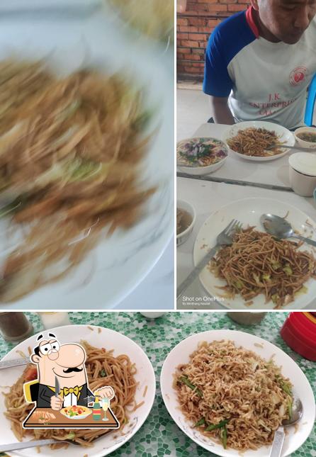 Pad thai at Donald Fast Food