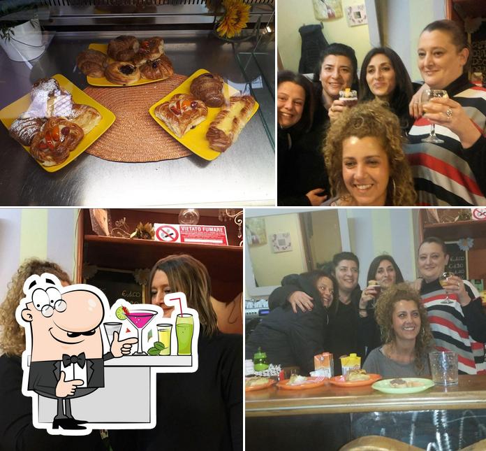 Dai un’occhiata alla immagine che presenta la bancone da bar e cibo di Art Bar