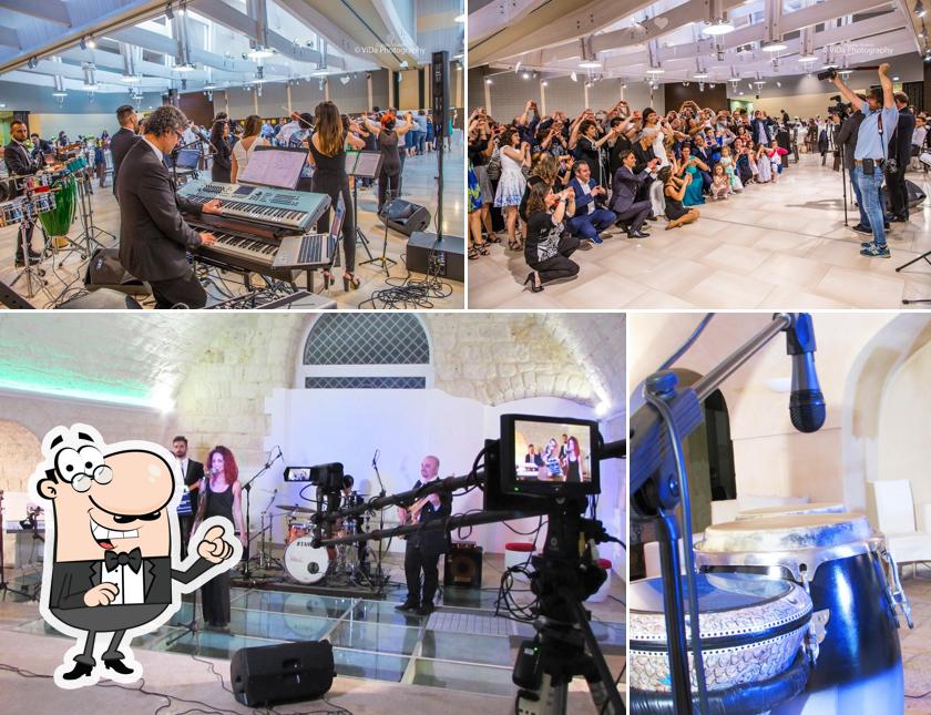 Questa è la immagine che mostra la interni e cibo di Night&Day Group