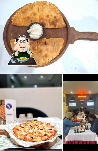 Among different things one can find food and interior at Da Vinci Arcade and Cafe