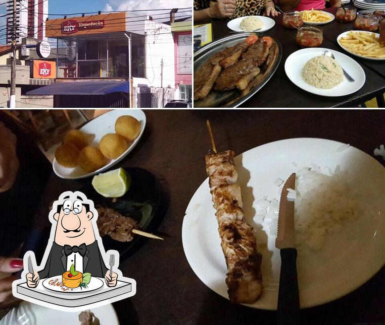 A foto do EKY Espetaria (Conselheiro)’s comida e mesa de jantar