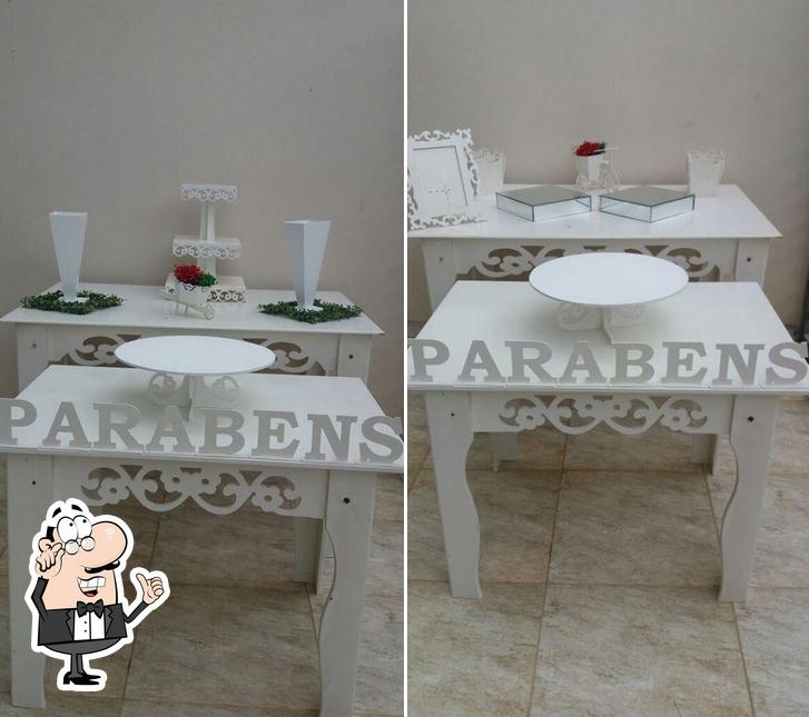 Sente em uma das mesas no Faça Festas