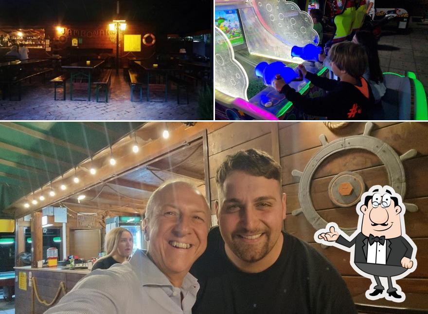 La foto di interni e cibo da Jambonara play park