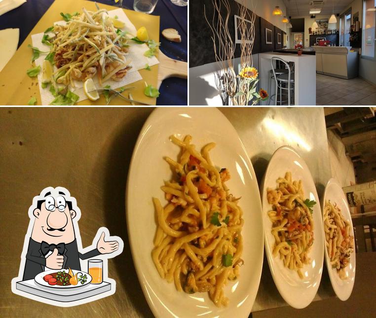 La cibo e interni del ristorante