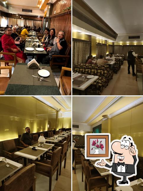 Take a seat at one of the tables at Ubique Hotel