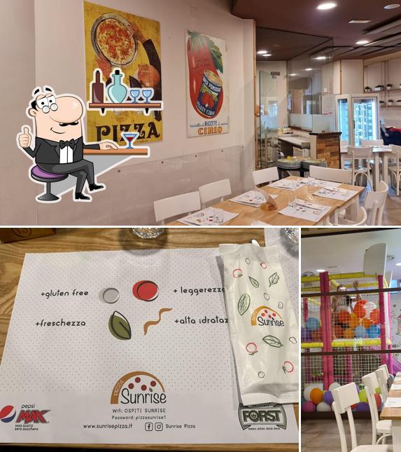 Gli interni di Sunrise Pizza