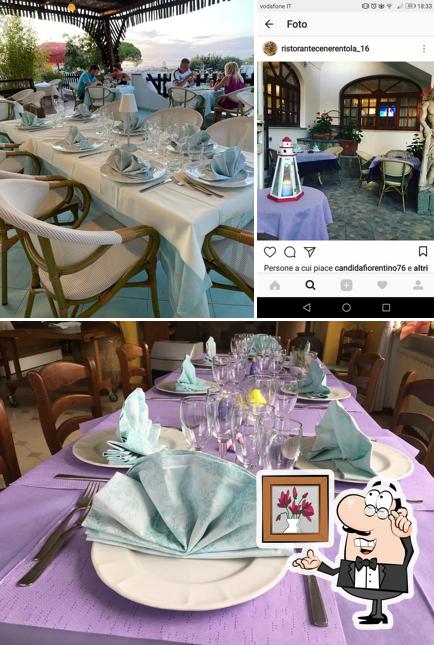 La intérieur et table à manger du restaurant
