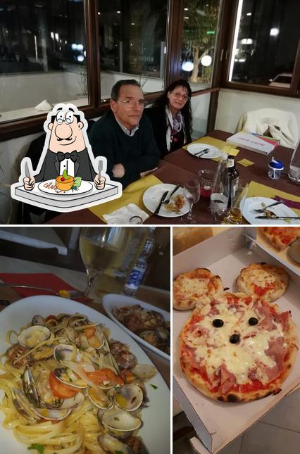 Dai un’occhiata alla foto che mostra la cibo e tavolo da pranzo di RistoPizza On The Road Grosseto