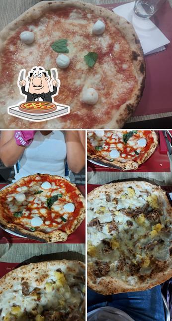 Scegli una pizza a Pizzeria 'O Sarracin