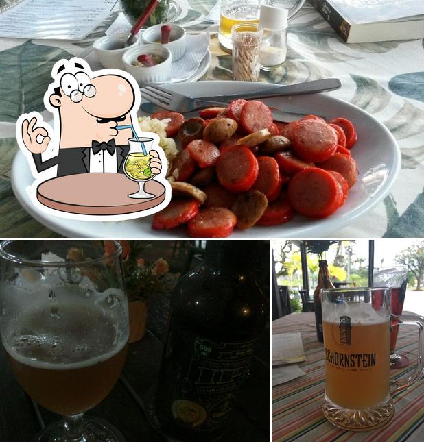 Entre diferentes coisas, bebida e comida podem ser encontrados a Curry Wurst Choperia