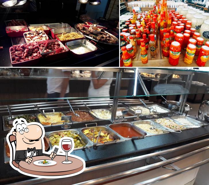 Entre diferentes coisas, comida e cerveja podem ser encontrados no Graal Silvio´s