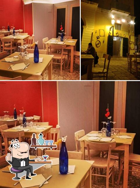 La foto di interni e tavolo da pranzo da Il Contenitore ristorante