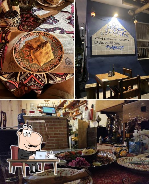 Sente em uma das mesas no Pasárgada Kebab Grill