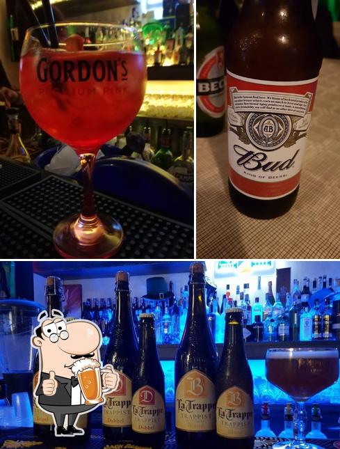 Puoi ordinare un rinfrescante bicchiere di birra chiara o scura