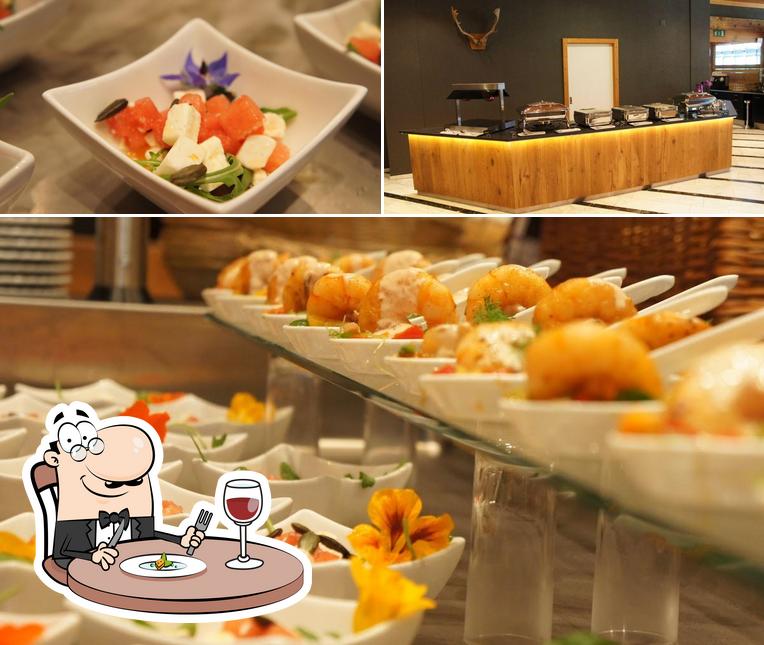 Guarda la immagine che mostra la cibo e interni di AlpenChic - das Restaurant
