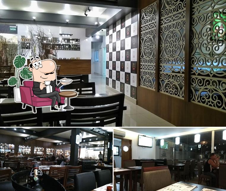 Sente em uma das mesas no Gastropub Imigração