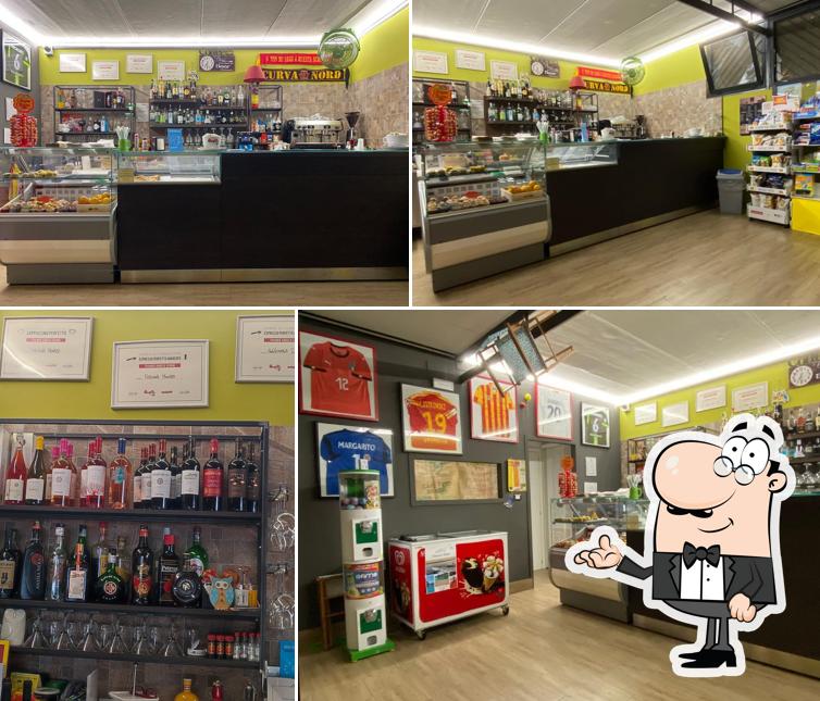 Dai un'occhiata agli interni di Bar De Mò