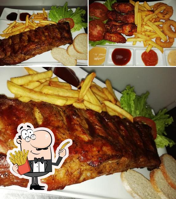 Ordina un piatto di patatine a BlackStone Pub