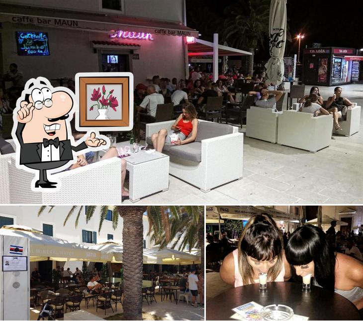 Siediti a un tavolo di Caffe Bar Maun