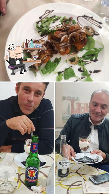 Siediti a un tavolo di Naif