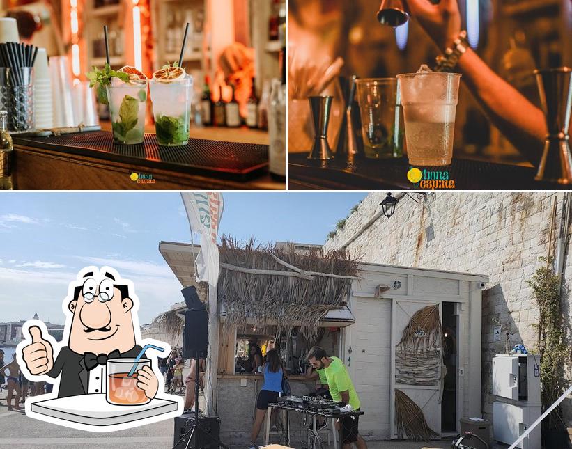 La bevanda e esterno del ristorante