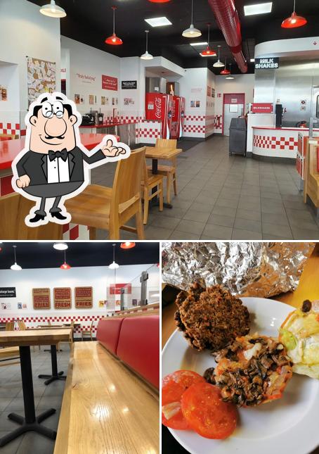Voici la photo affichant la intérieur et nourriture sur Five Guys Hamburgers & Fries