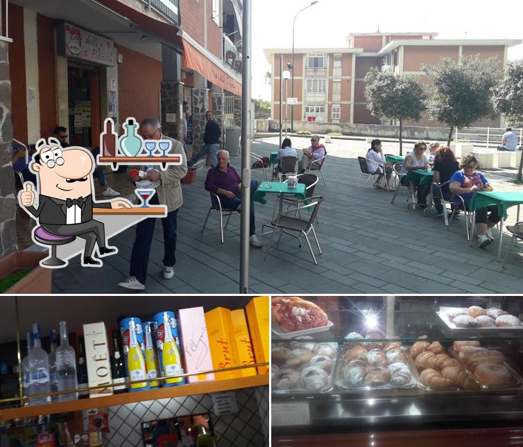 Guarda la immagine che raffigura la interni e cibo di bar della piazzetta