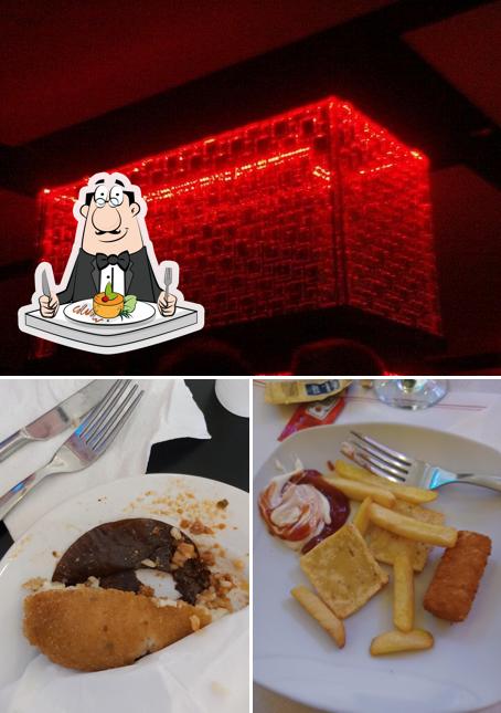 Questa è la foto che mostra la cibo e interni di Kristal Café