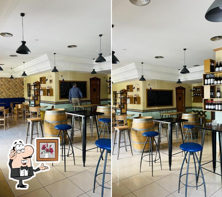 Dai un'occhiata agli interni di Enò drink wine & tapas