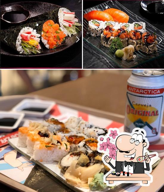 Rolos de sushi são disponibilizados no Gendai - Restaurante Japonês