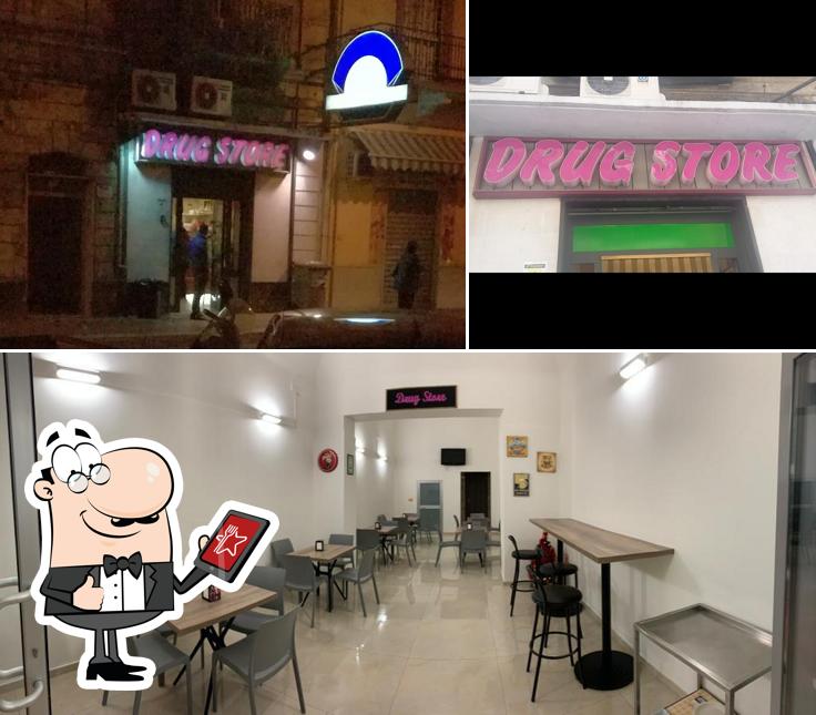 La immagine di esterno e interni da Drug Store