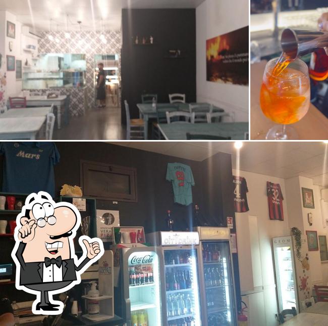 La foto di interni e bevanda da COS 'E PAZZ Kekko De Simone pizzeria