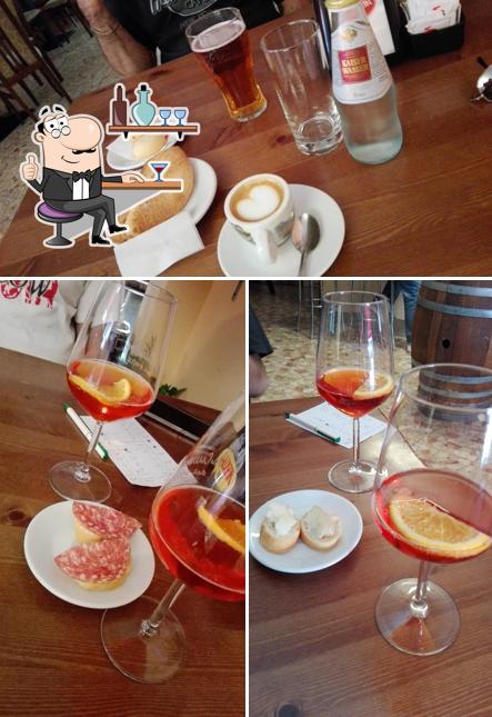 Siediti a un tavolo di Bar Al Cacciatore